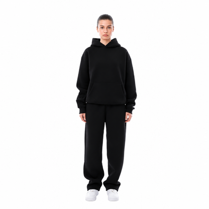 ensemble hoodie jogging femme noir, porté par un modèle, vue devant