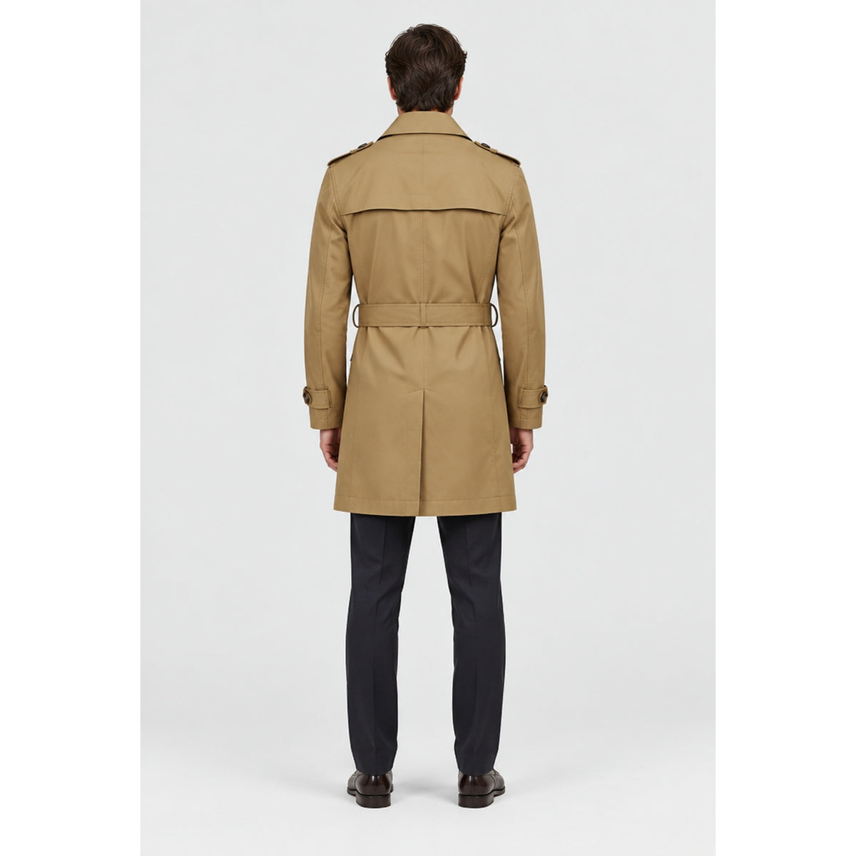 Trench-coat homme beige mi-long porté par un modèle, vue de dos, studio professionnel