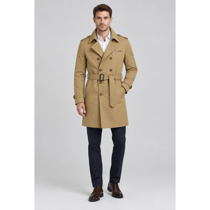 Trench-coat homme beige double boutonnage porté par un modèle, vue de face, studio professionnel