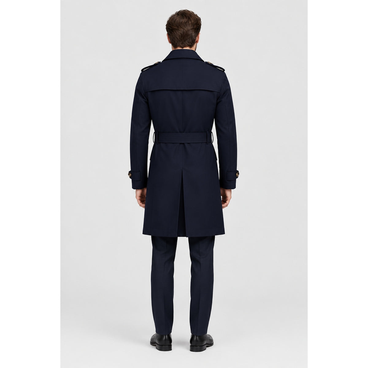 Trench-coat homme bleu marine mi-long porté par un modèle, vue de dos, studio professionnel