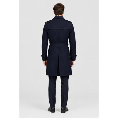 Trench-coat homme bleu marine mi-long porté par un modèle, vue de dos, studio professionnel