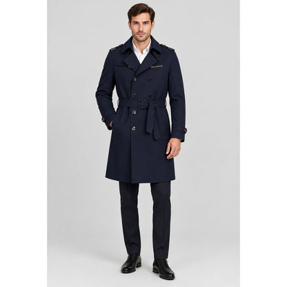 Trench-coat homme bleu marine double boutonnage porté par un modèle, vue de face, studio professionnel