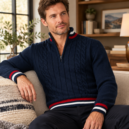 Pull homme marin bleu marine à demi-zip, porté par un modèle