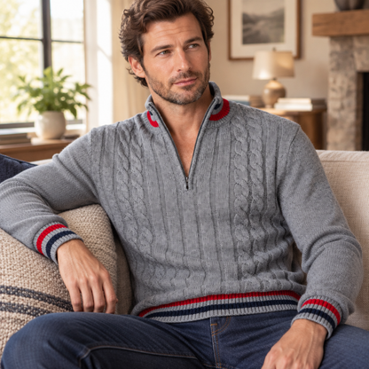 Pull homme marin gris à demi-zip, porté par un modèle