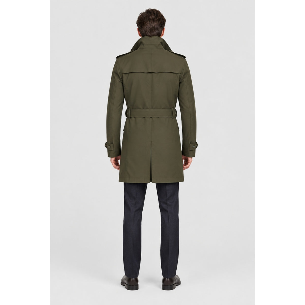 Trench-coat homme kaki mi-long porté par un modèle, vue de dos, studio professionnel