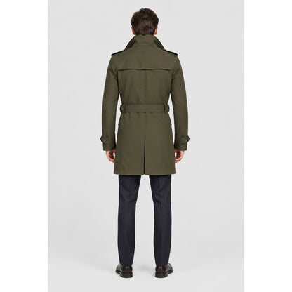 Trench-coat homme kaki mi-long porté par un modèle, vue de dos, studio professionnel