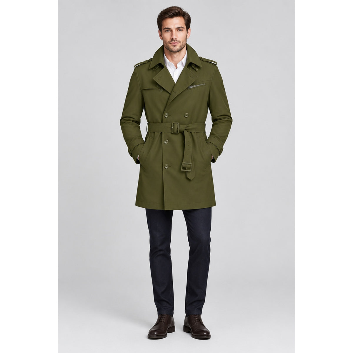 Trench-coat homme kaki double boutonnage porté par un modèle, vue de face, studio professionnel