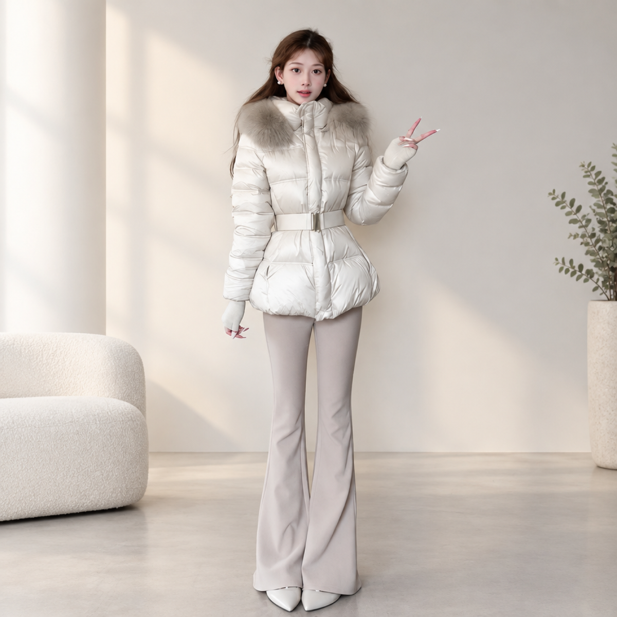 Manteau long femme kaki clair porté par une mannequin, col fourrure et ceinture