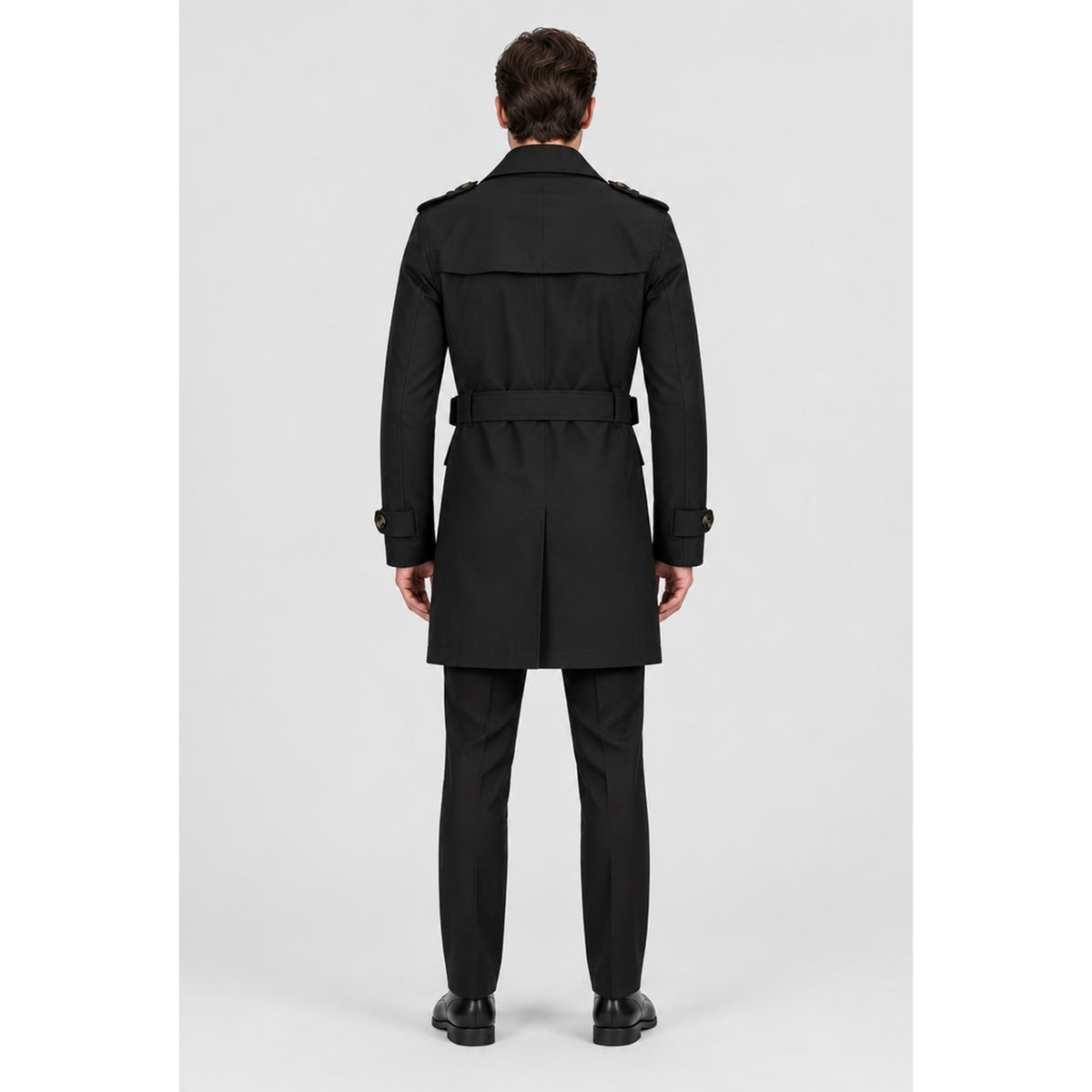 Trench-coat homme noir mi-long porté par un modèle, vue de dos, studio professionnel