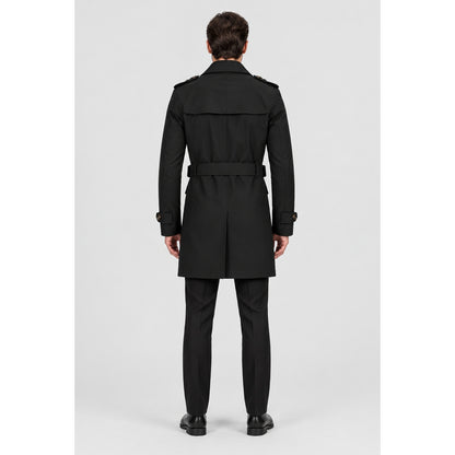 Trench-coat homme noir mi-long porté par un modèle, vue de dos, studio professionnel
