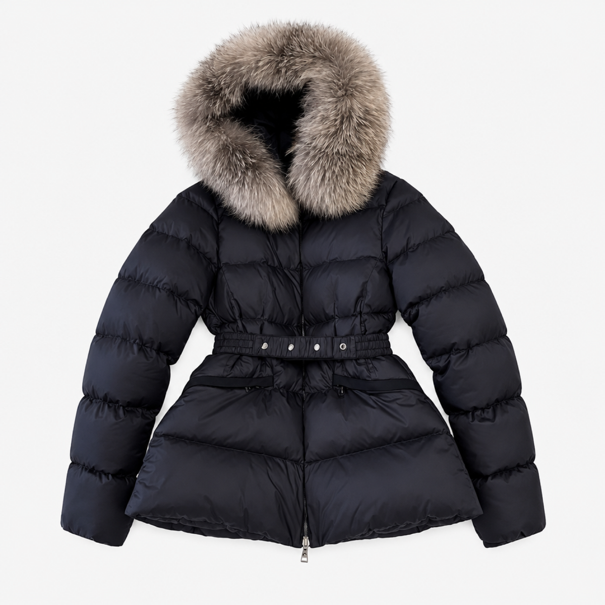 Manteau long femme noir à ceinture et col fourrure, vue de face studio