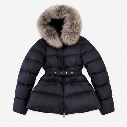 Manteau long femme noir à ceinture et col fourrure, vue de face studio