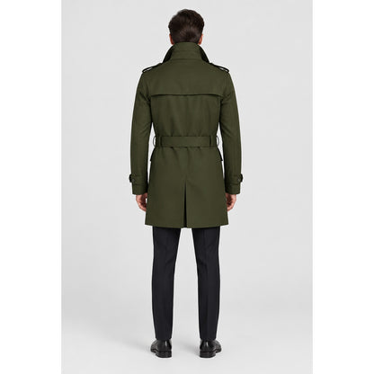 Trench-coat homme vert mi-long porté par un modèle, vue de dos, studio professionnel