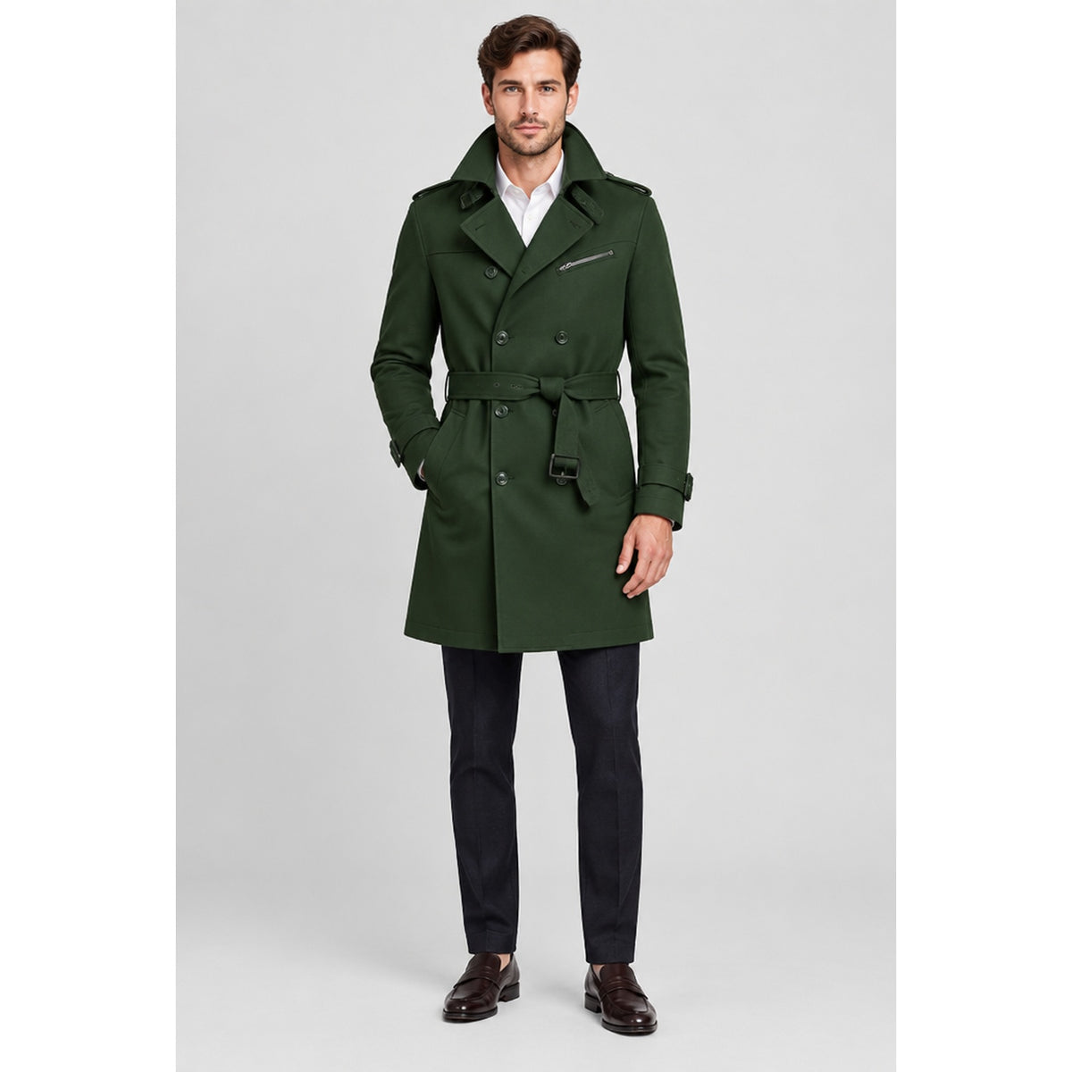 Trench-coat homme vert double boutonnage porté par un modèle, vue de face, studio professionnel