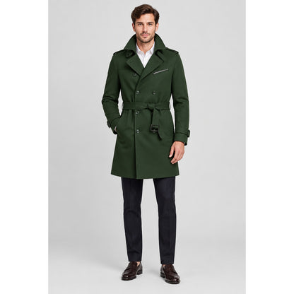 Trench-coat homme vert double boutonnage porté par un modèle, vue de face, studio professionnel