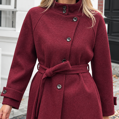 Manteau court cintré rouge, détail de la ceinture et des boutons