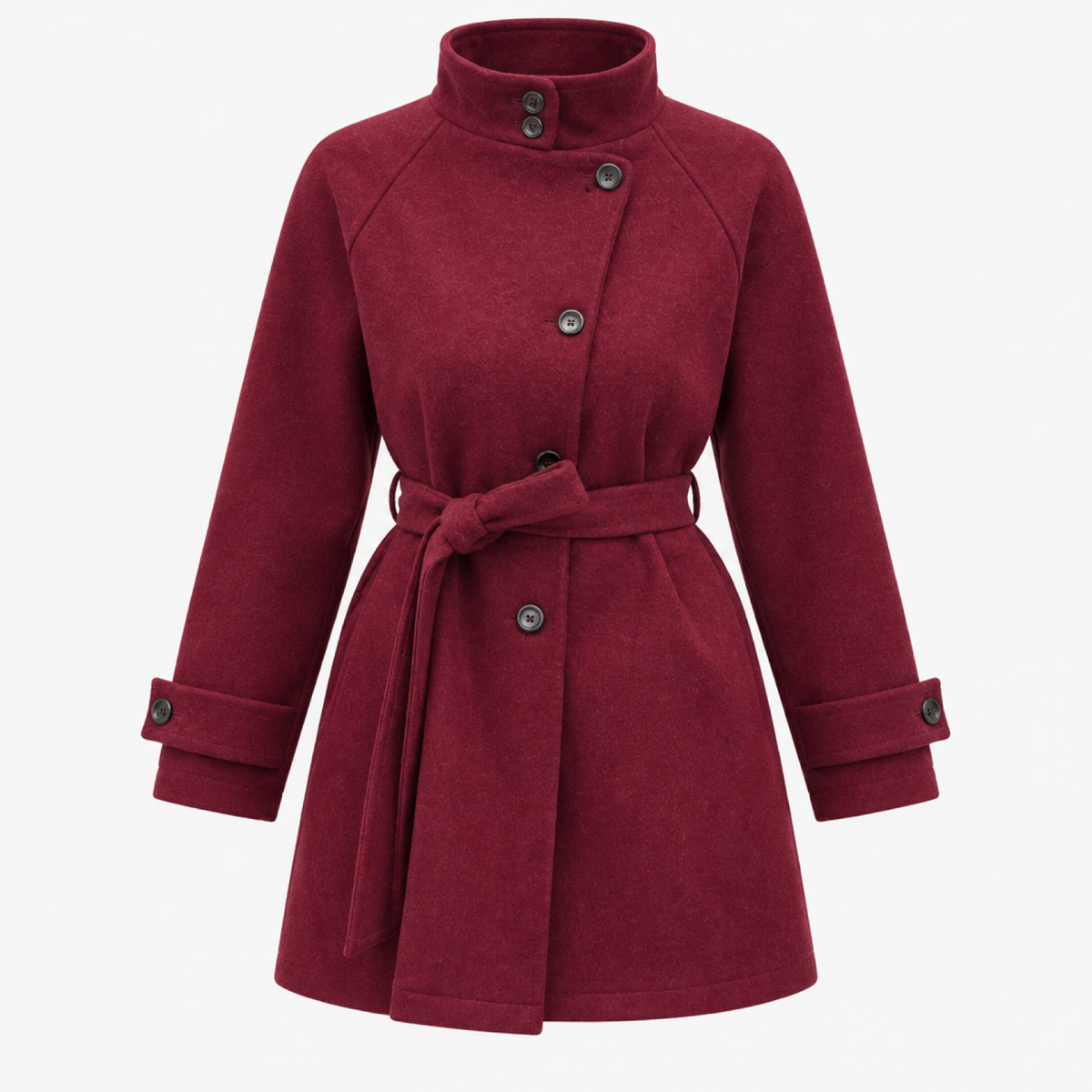 Manteau court cintré rouge en studio, col montant et ceinture nouée