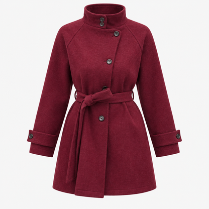Manteau court cintré rouge en studio, col montant et ceinture nouée