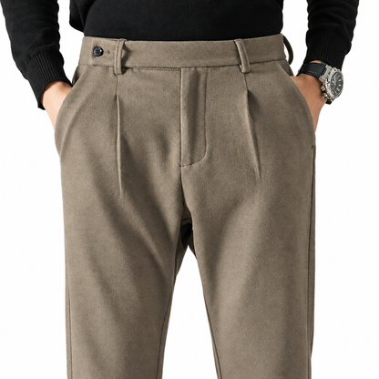 Pantalon en laine femme coupe structurée, vue de face, fond blanc studio