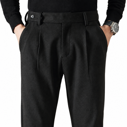 Pantalon en laine femme coupe structurée, vue de dos, fond blanc studio