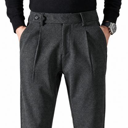 Détail de la ceinture du pantalon en laine, fond blanc studio