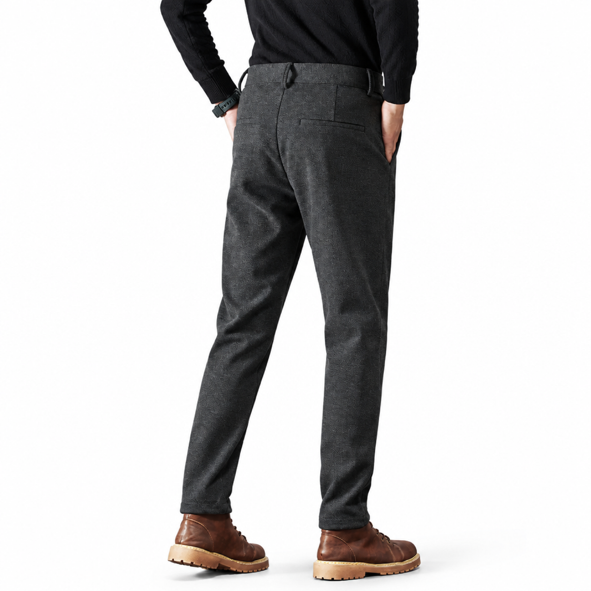 Détail du pli structuré du pantalon en laine, fond blanc studio