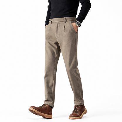 Pantalon en laine femme porté par une modèle, coupe structurée