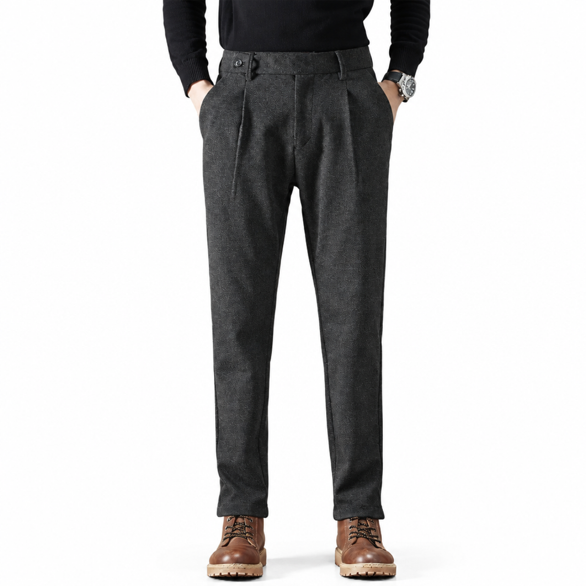 Détail de la jambe et de la coupe du pantalon en laine, fond blanc studio