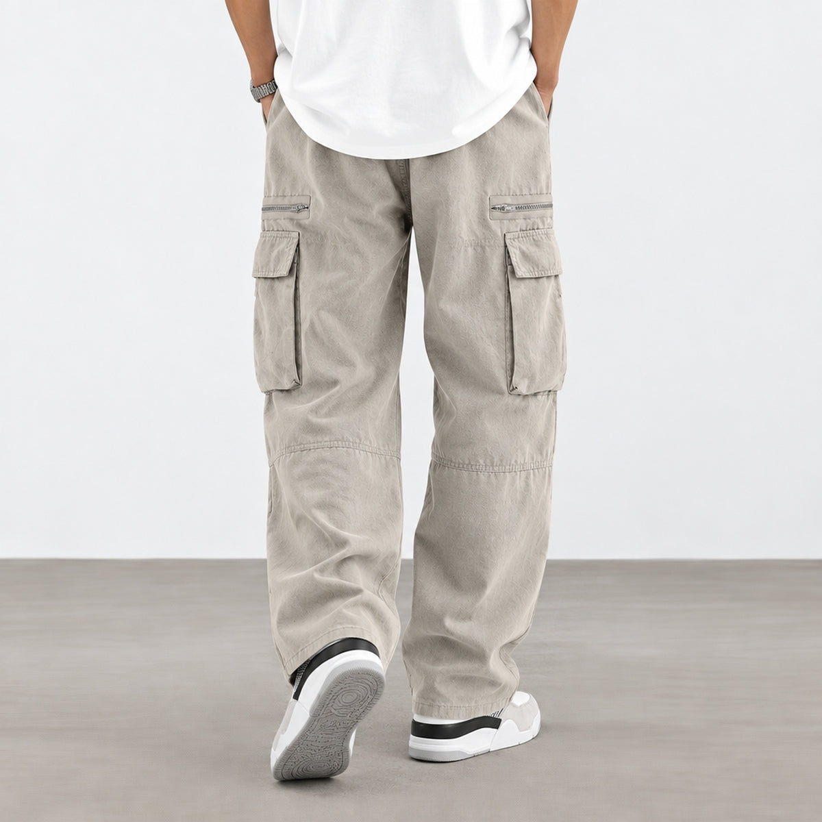 Pantalon cargo homme gris clair, vue de dos avec poches à rabat