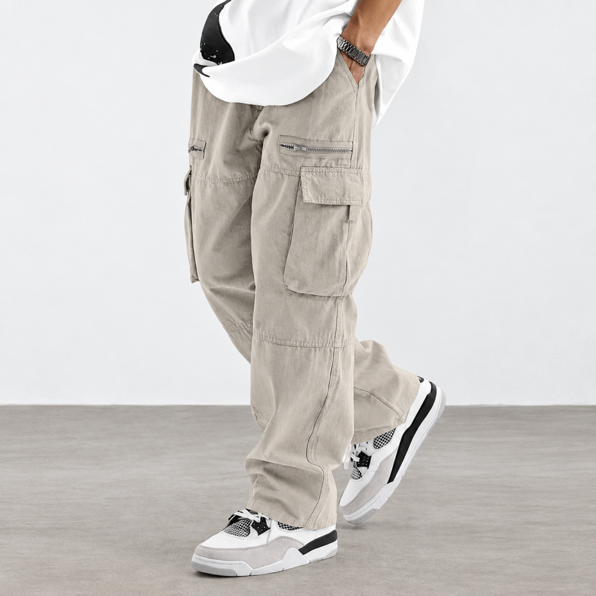 Pantalon cargo homme gris clair, coupe large, vue de profil avec poches à rabat