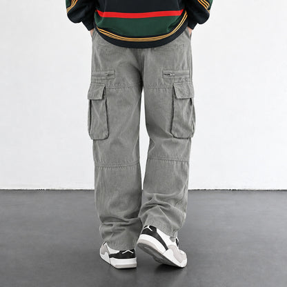 Pantalon cargo homme gris, vue de dos streetwear avec sneakers