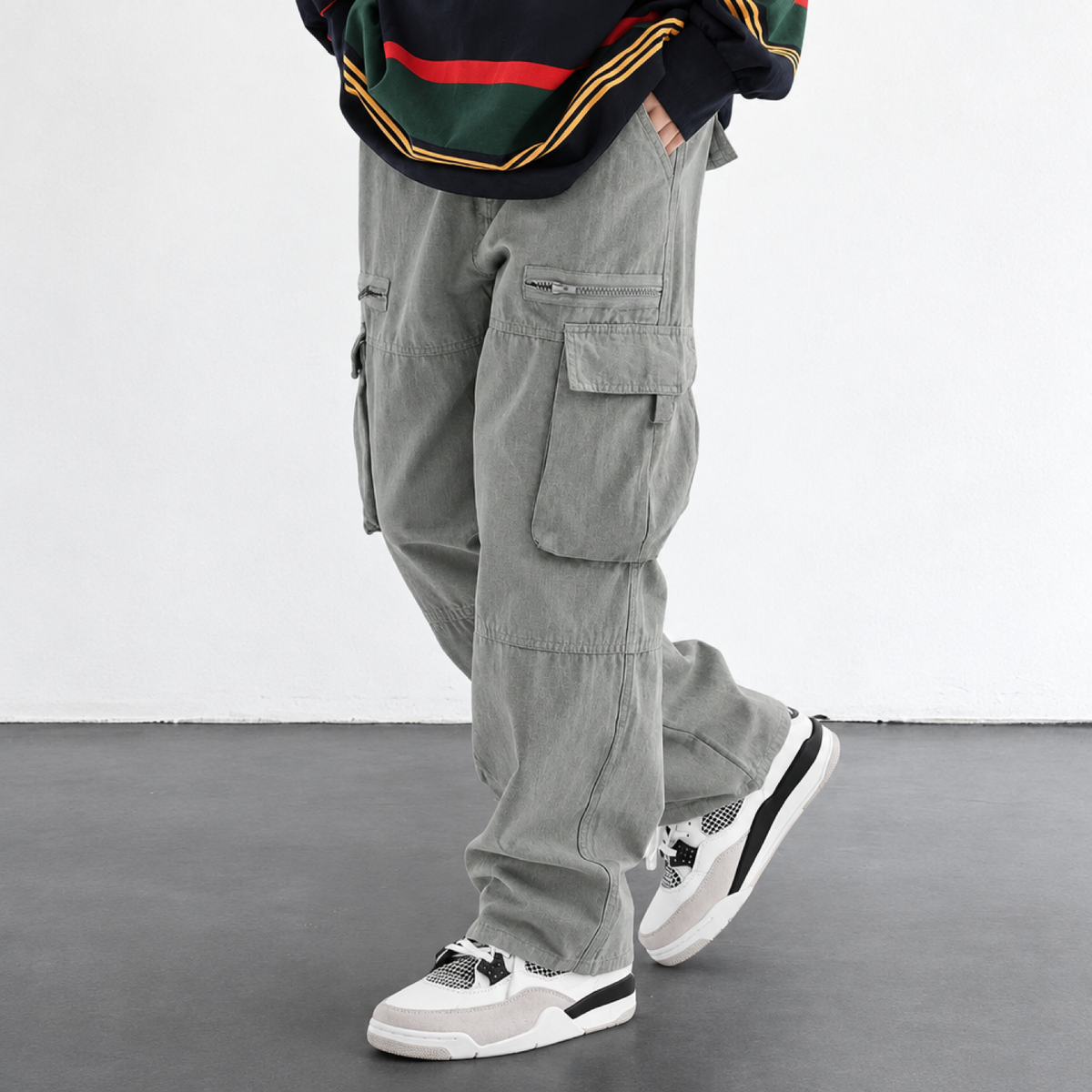 Pantalon cargo homme gris, coupe large streetwear, vue de profil avec sneakers