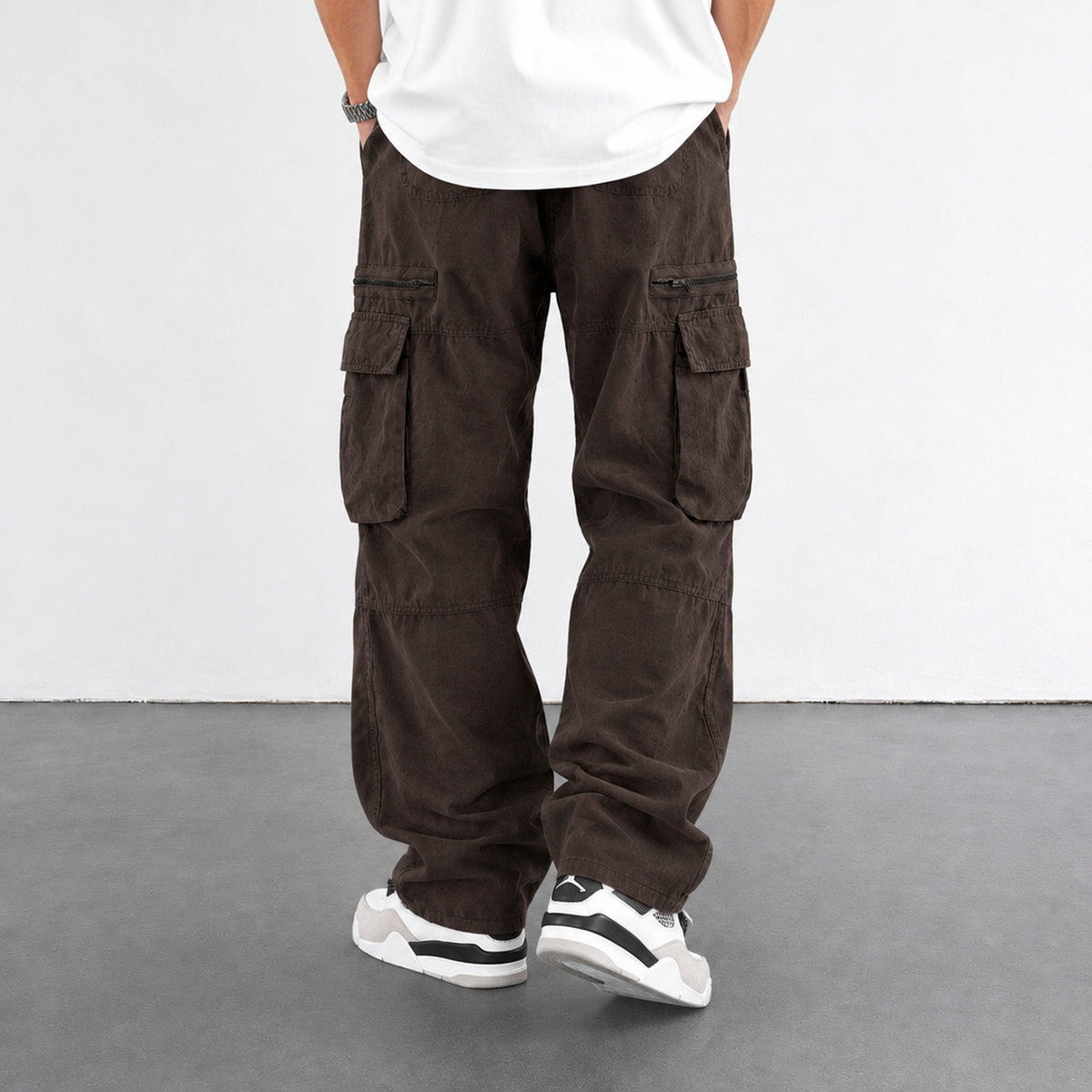 Pantalon cargo homme marron, vue de dos avec poches à rabat et poche zippée
