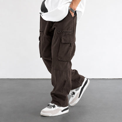 Pantalon cargo homme marron, coupe large, vue de profil avec poches à rabat et poche zippée