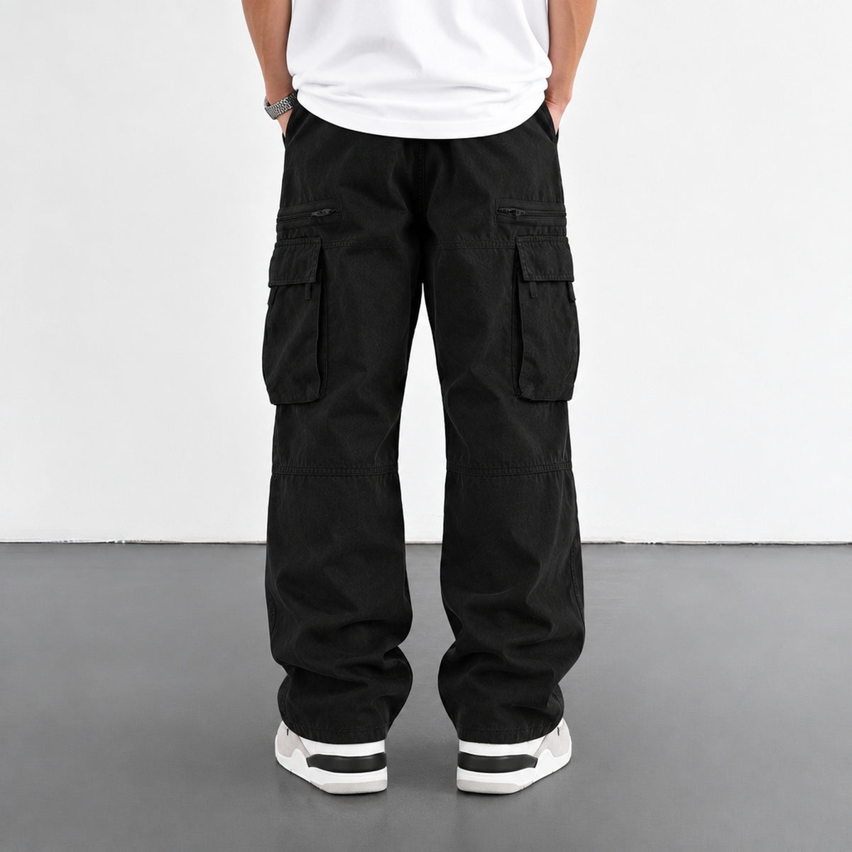 Pantalon cargo homme noir, vue de dos avec poches zippées