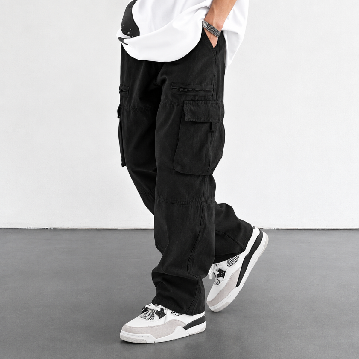 Pantalon cargo homme noir, coupe large, détail des poches zippées et coutures renforcées