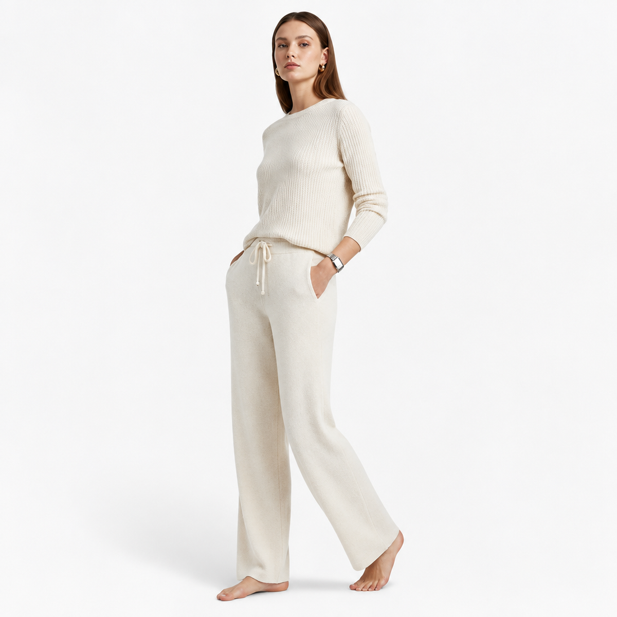 Femme portant le pantalon large en laine beige avec un pull assorti, vue de dos