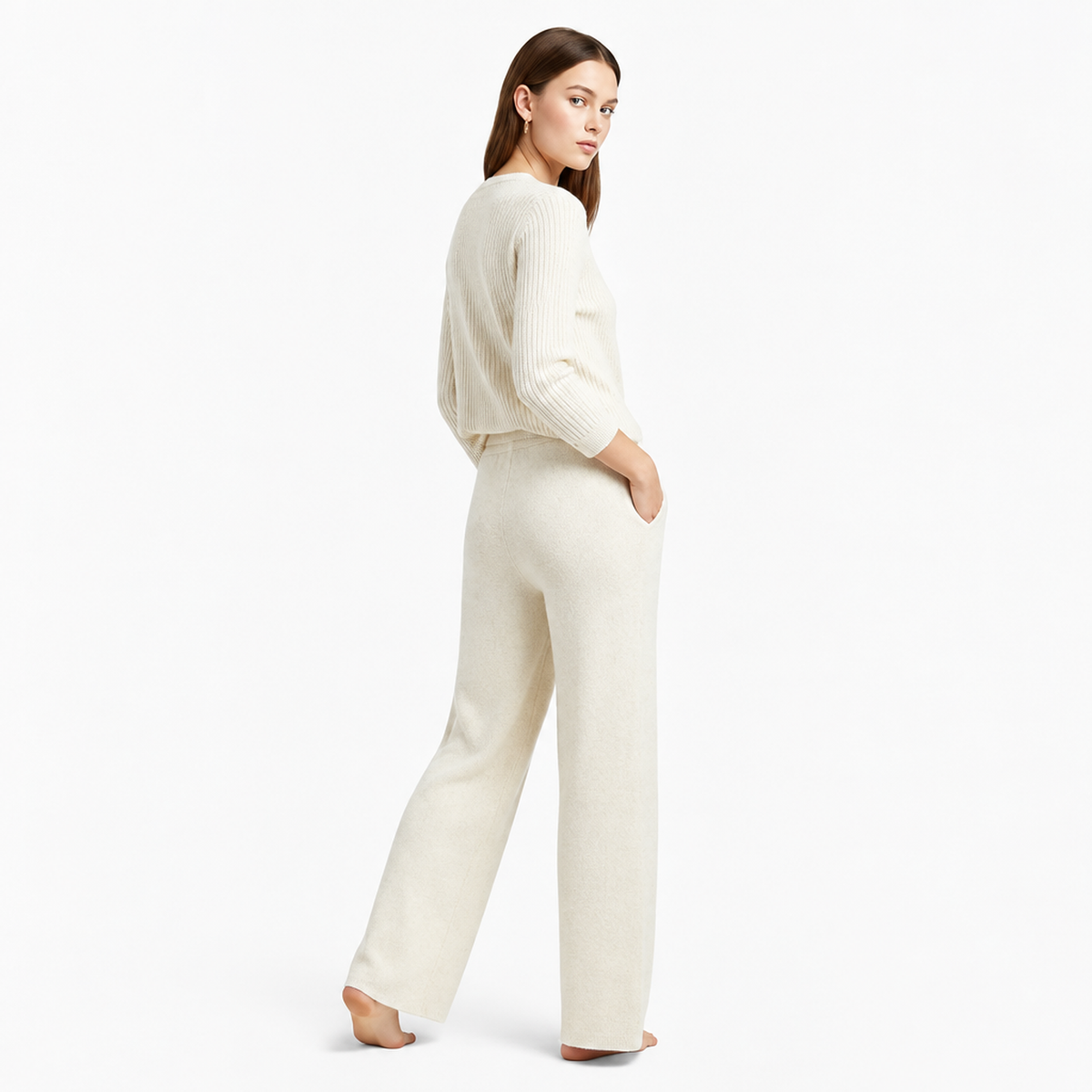 Femme portant le pantalon large en laine beige avec un pull assorti, vue de face