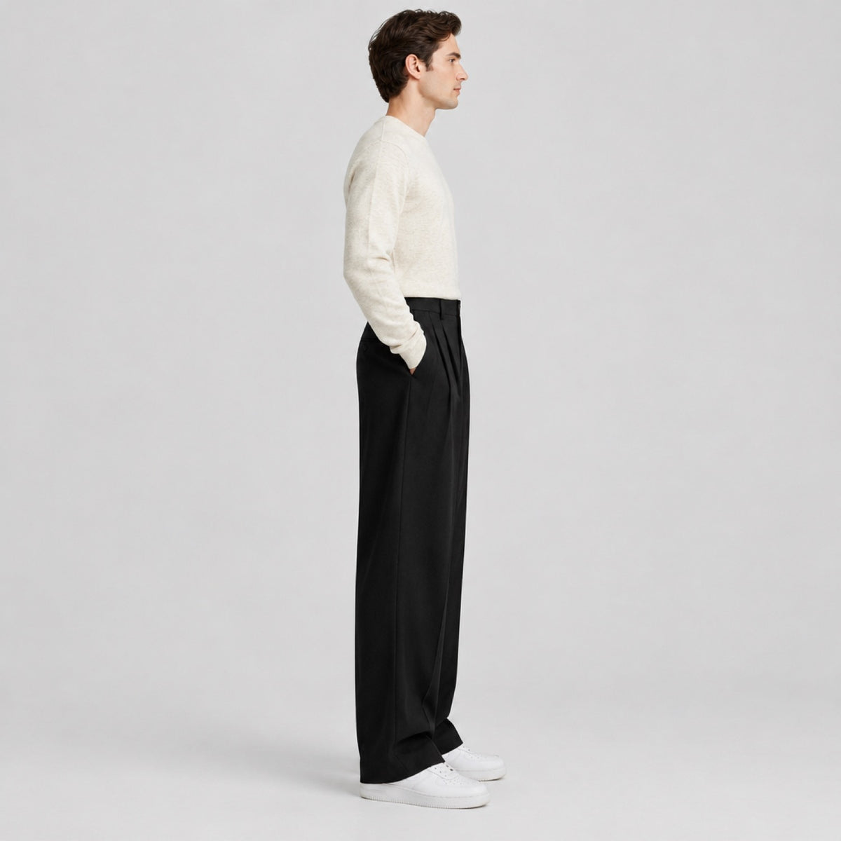 pantalon large homme noir taille haute à plis, vue de profil montrant les plis