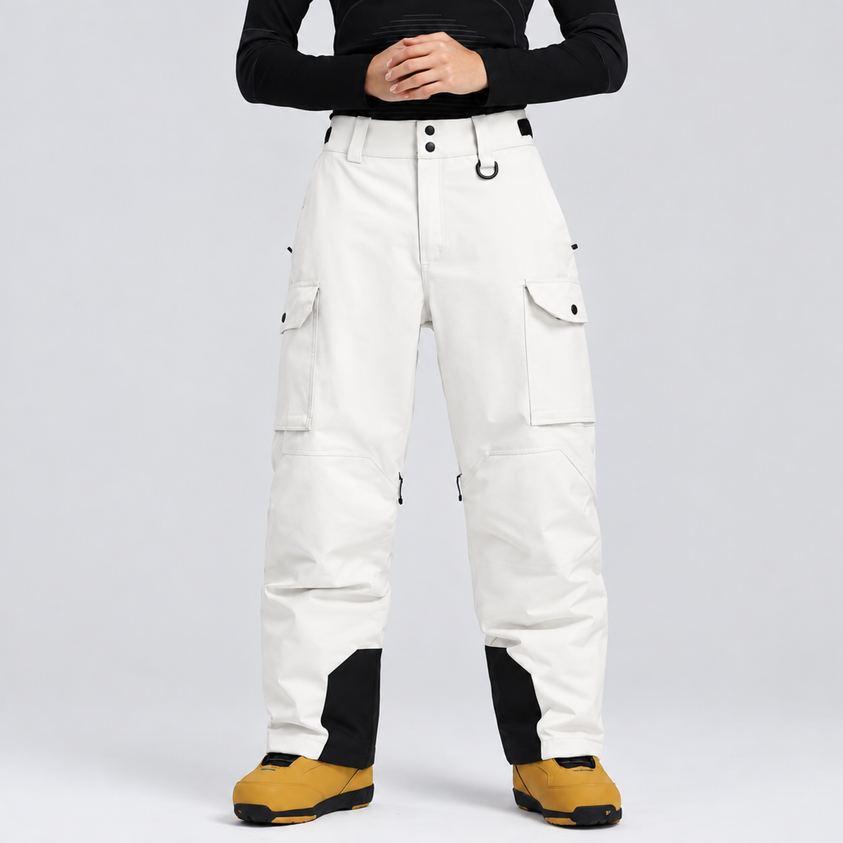 Pantalon de ski cargo blanc cassé porté par un modèle, vue de face