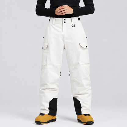 Pantalon de ski cargo blanc cassé porté par un modèle, vue de face