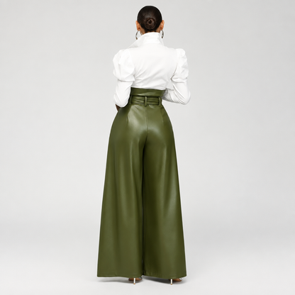 Pantalon femme taille haute ceinturé en simili cuir, porté, gros plan arrière sur la ceinture et la boucle