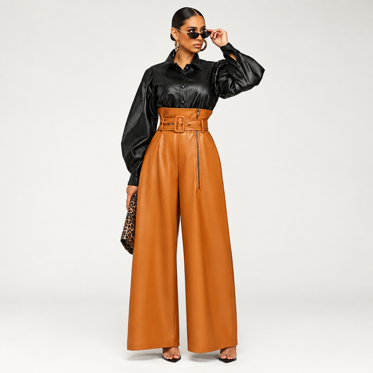 Pantalon femme taille haute ceinturé en simili cuir orange, porté, vue de dos montrant la boucle de ceinture