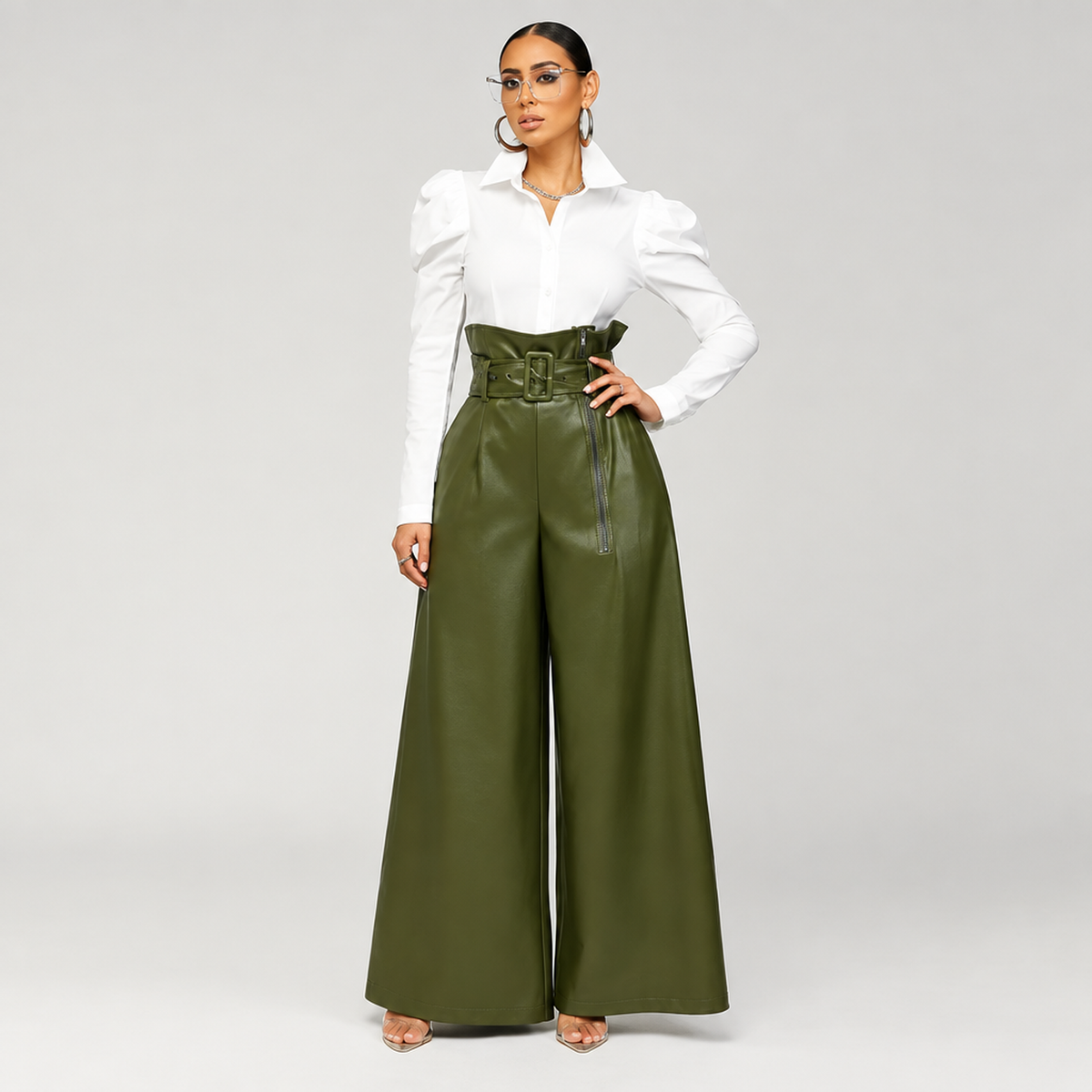 Pantalon femme taille haute ceinturé en simili cuir vert, gros plan sur la boucle de ceinture et la fermeture éclair