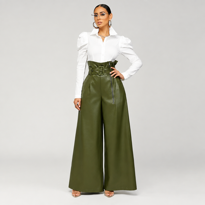 Pantalon femme taille haute ceinturé en simili cuir vert, gros plan sur la boucle de ceinture et la fermeture éclair