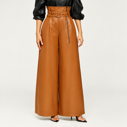 Pantalon femme taille haute ceinturé en simili cuir, porté avec une veste noire, vue de face