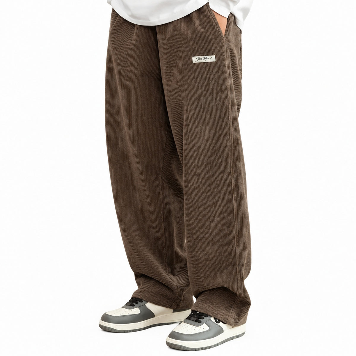 Homme portant le pantalon en velours côtelé marron, vue de profil en mouvement