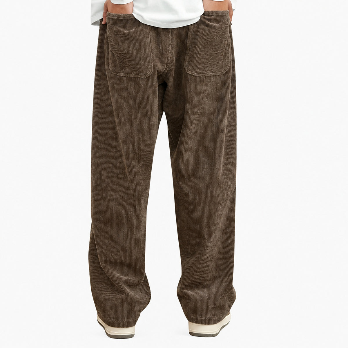 Vue arrière du pantalon en velours côtelé marron avec poches plaquées et coupe ample