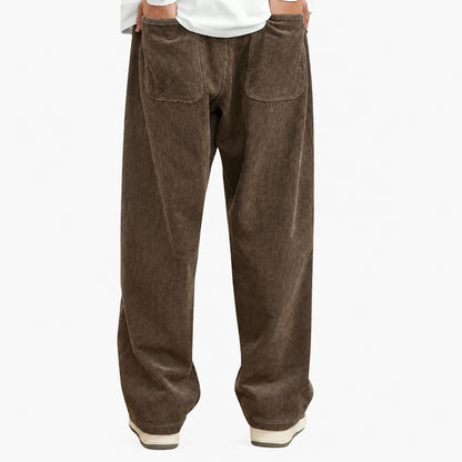 Vue arrière du pantalon en velours côtelé marron avec poches plaquées et coupe ample