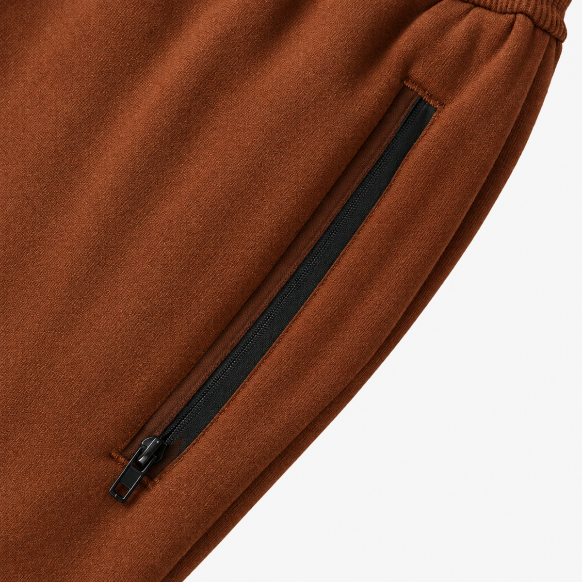 Détail de la poche zippée du pantalon de jogging homme, coloris marron